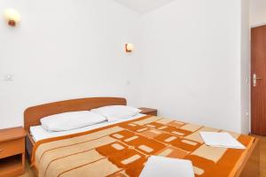 Apartments by the sea Cove Pokrivenik, Hvar - 5231