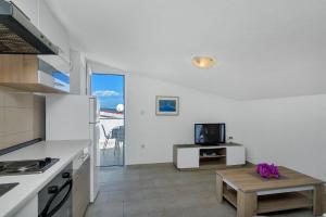 Apartments by the sea Cove Pokrivenik, Hvar - 5231