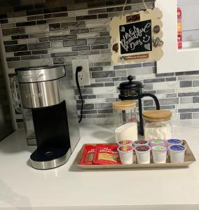 Luxurious & Stylish Two Bedroom Suite, Full Kitchen, Close to Vancouver