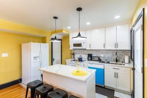 Spacious Charming DC Row House plus Free Parking-Sleeps 17 guests