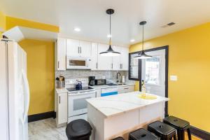 Spacious Charming DC Row House plus Free Parking-Sleeps 17 guests