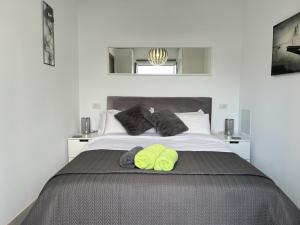 Private apartment with mountain and sea views, La Asomada, Lanzarote