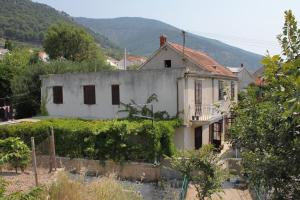 Apartments with a parking space Bol, Brac - 5605