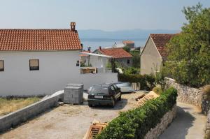 Apartments with a parking space Bol, Brac - 5605