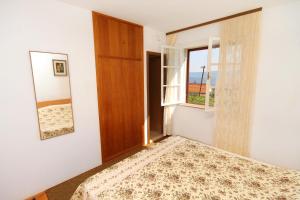 Apartments with a parking space Bol, Brac - 5605