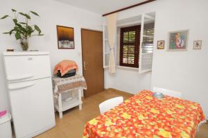 Apartments with a parking space Bol, Brac - 5605