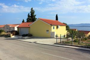 Apartments with a parking space Bol, Brac - 5642