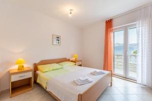 Apartments by the sea Pucisca Brac 5625
