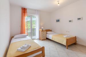 Apartments by the sea Pucisca Brac 5625