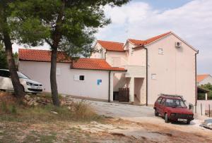 Apartments by the sea Splitska, Brac - 5664