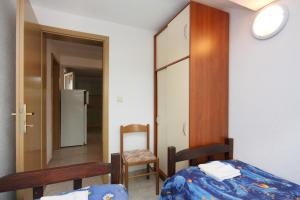 Apartments by the sea Splitska, Brac - 5664