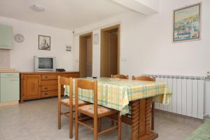 Apartments by the sea Splitska, Brac - 5664