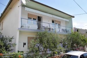 Apartments with a parking space Senj - 5572 
