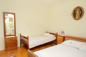 Apartments with parking space Senj - 5572