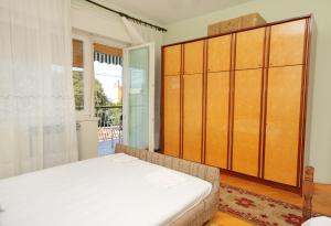 Apartments with parking space Senj - 5572