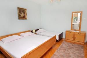 Apartments with parking space Senj - 5572