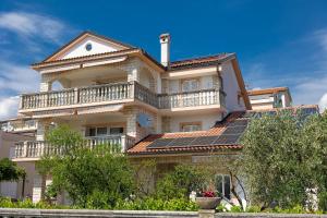 Apartments with a parking space Crikvenica - 5589 