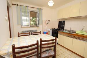 Apartments with parking space Senj - 5572