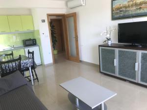 Apartments by the sea Duce, Omis - 5261