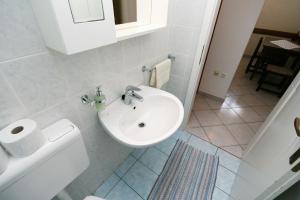 Apartments with parking space Novi Vinodolski - 5593