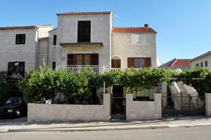 Apartments with a parking space Supetar, Brac - 5612