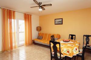 Apartments with parking space Supetar, Brac - 5612