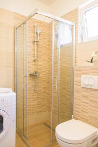 Apartments with a parking space Bol, Brac - 5641