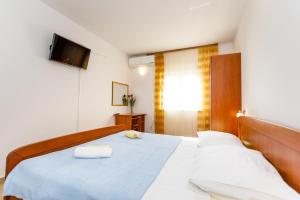 Apartments with parking space Kornic, Krk - 5306