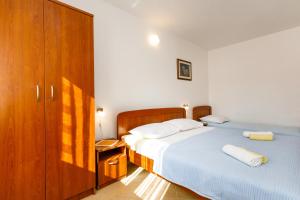 Apartments with parking space Kornic, Krk - 5306