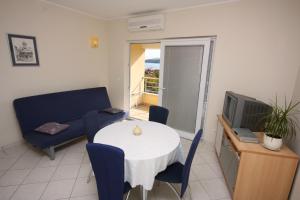 Apartments by the sea Vinisce, Trogir - 5229