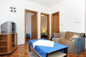 Apartments with parking space Supetar, Brac - 5663