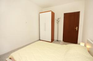 Family friendly apartments with a swimming pool Sveti Anton, Krk - 5291