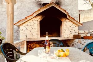 Apartments with parking space Sutivan, Brac - 5654