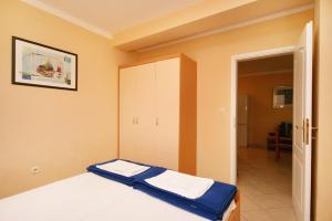 Apartments with a parking space Baska, Krk - 5450