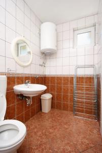 Apartments with a parking space Baska, Krk - 5450