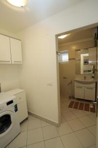 Apartments with parking space Supetar, Brac - 5385