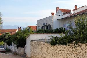 Apartments and rooms with parking space Supetar, Brac - 5658