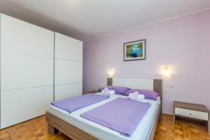 Apartments with a parking space Vantacici, Krk - 5313