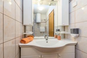 Apartments with a parking space Vantacici, Krk - 5313