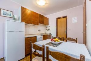 Apartments with a parking space Vantacici, Krk - 5313