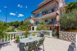 Apartments with a parking space Crikvenica - 5478