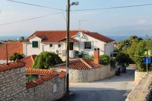 Apartments with parking space Supetar, Brac - 5662
