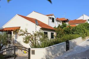 Apartments with a parking space Supetar, Brac - 5662