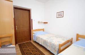 Apartments with parking space Krk - 5318