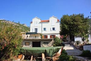 Apartments with a parking space Bol, Brac - 5640