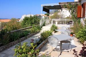 Apartments with a parking space Bol, Brac - 5640