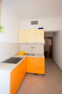 Apartments and rooms with parking space Njivice, Krk - 5398