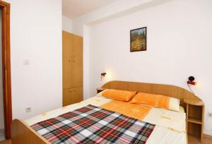 Apartments and rooms with parking space Njivice, Krk - 5398