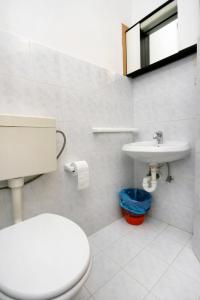 Apartments and rooms with parking space Njivice, Krk - 5398