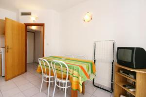 Apartments and rooms with parking space Njivice, Krk - 5398